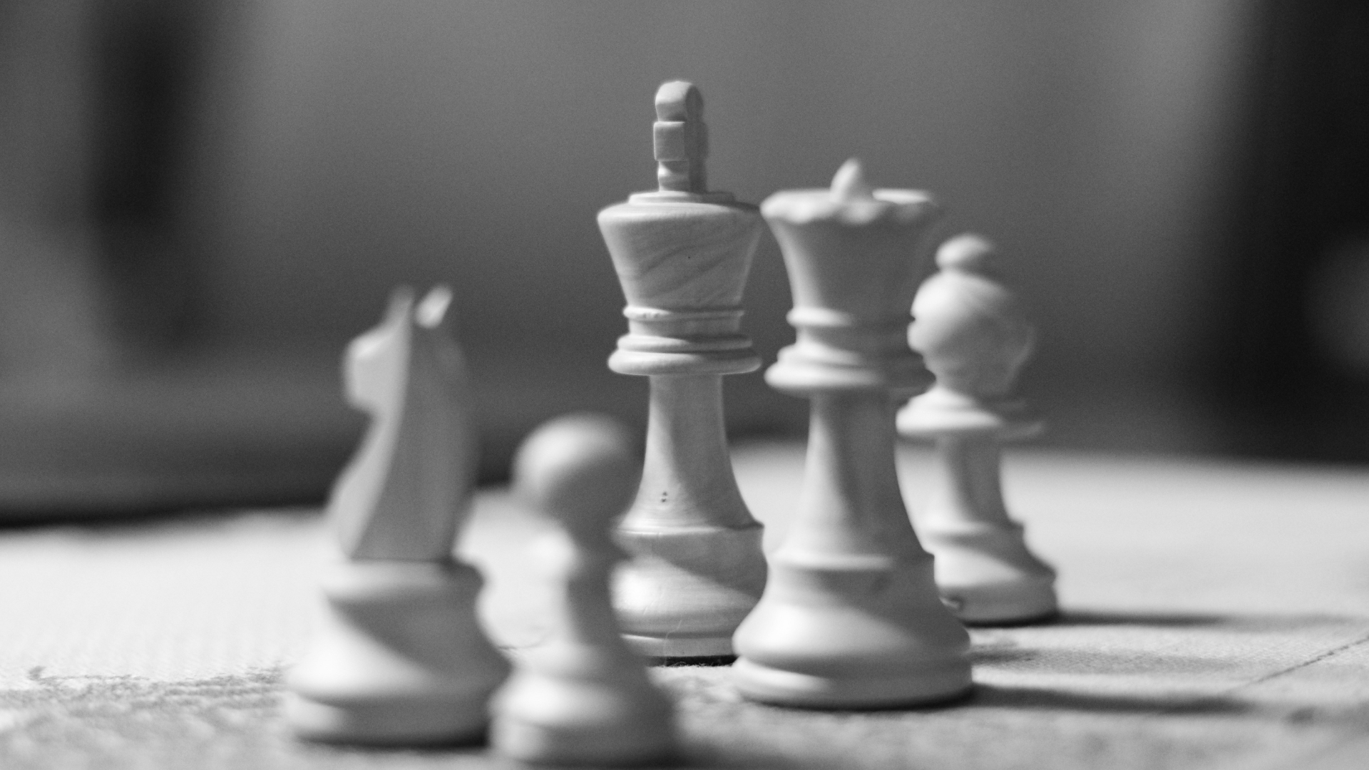Schwarz-Weiß-Foto von Schachfiguren, Symbol für strategisches Denken und nachhaltige Wertschöpfung als Wettbewerbsvorteil.